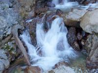 Wurzelstück neben Kaskade